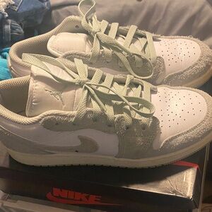 Nike Air Jordan 1 Low in White and Light Green Size 6Y/7.5W